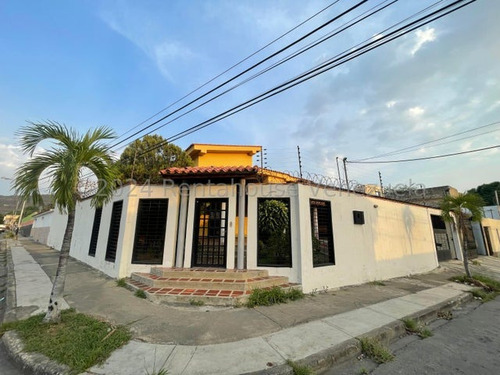 Casa En Venta Maracay Urb Andres Bello Con Piscina Y Parrillera En Buenas Condiciones Zona Norte Kg:24-24527