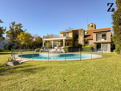 Casa En Venta De 1800 M2 De Lote Y 550 M2 Cubiertos En La Horqueta