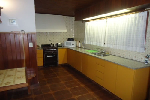 Imagen 9 de 30 de Excelente Chalet De 6 Ambientes Con Piscina Y Casa De Servicio Ideal Vivienda Permanente Muy Luminoso