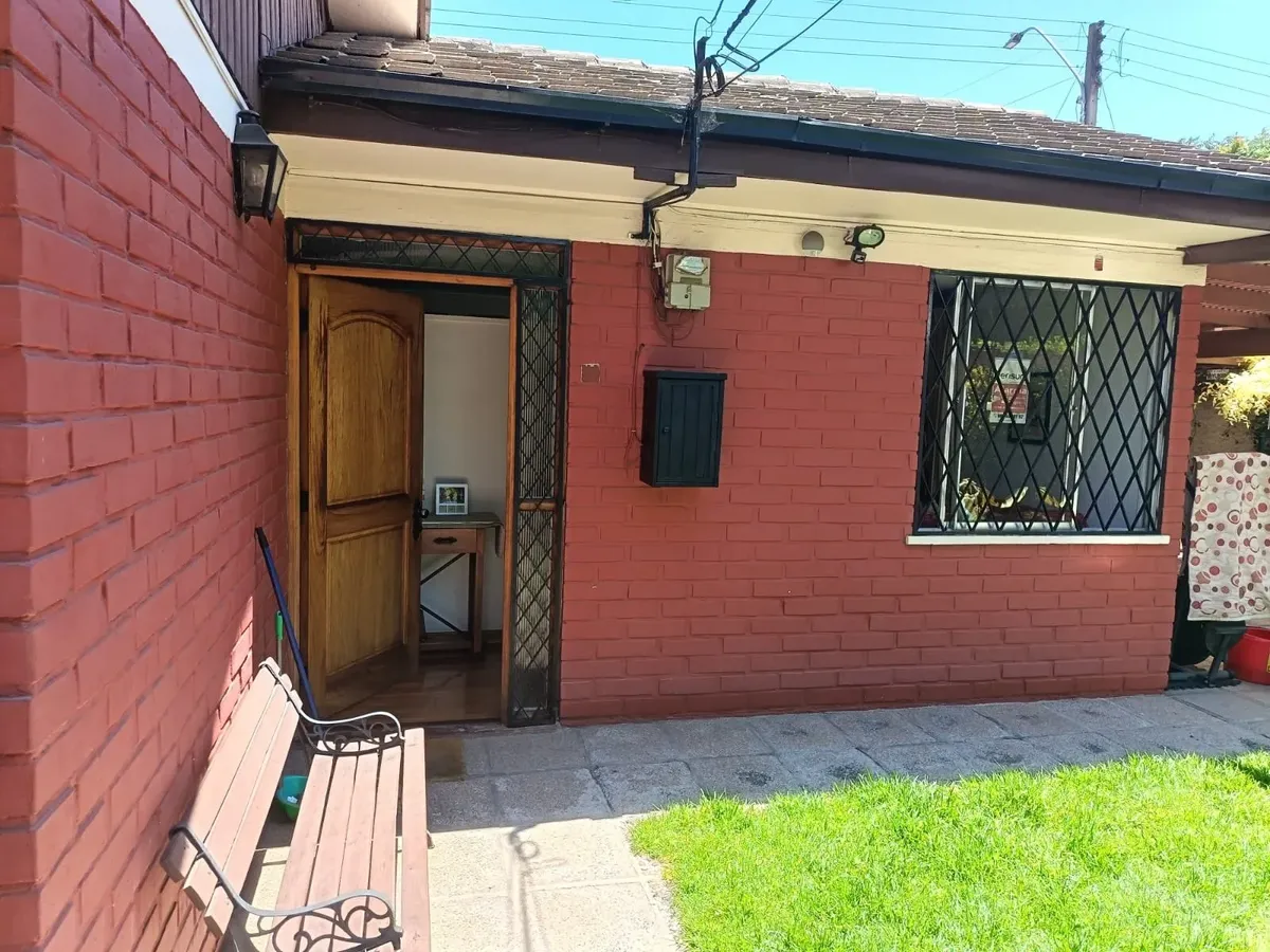 Imagen 5 de 27 de Hermosa Y Acogedora Casa En Pasaje Cerrado De La Reina /cine