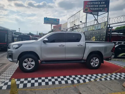 Toyota Hilux 2.4 Mt 4x4 Diésel