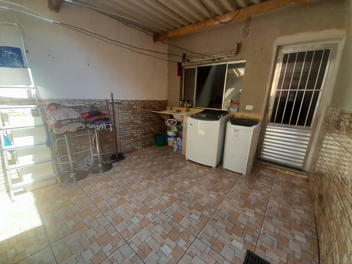 Casa De 7 Cômodos,2 Quartos 2 Banheiros 3 Salas