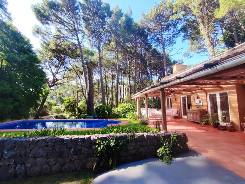 Hermosa Casa En Entorno Único Con Piscina Climatizada Y Gran Parque. Ref: 7833