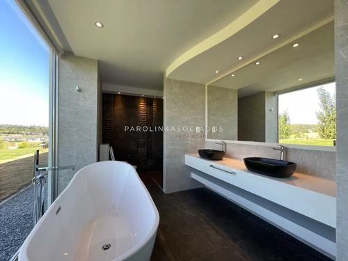 Casa En Venta De 4 Dormitorios En Pueblo Mío, Punta Del Este.
