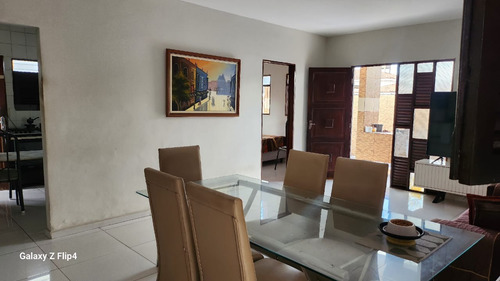 Casa Gradeada Com 5 Quartos (1 Suíte), Bem Localizada E Bem Ventilada. Reformada.