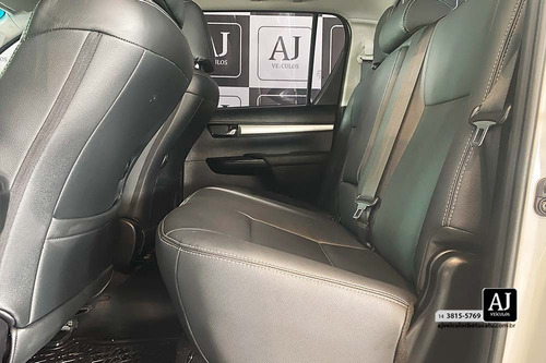 Toyota Hilux 2.8 D-4D TURBO DIESEL CD SR 4X4 AUTOMÁTICO