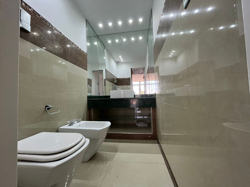 Departamento 4 Amb, 2 Baños Completos, Toilette ,2 Cocheras, Lavadero. En Moron
