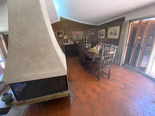 Venta Casa - Alto Cofico - 3 Dorm. - 4 Baños - Apto Crédito Hipotecario - Lugar Para Consultorios En Planta Baja
