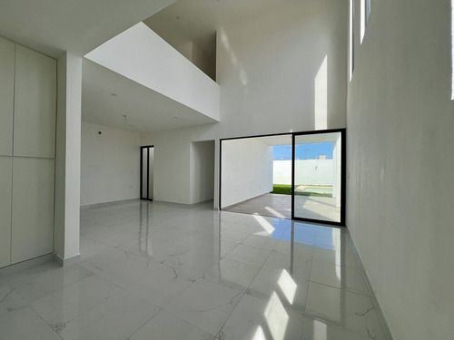 Casa En Venta En Morera, Cholul, De 4 Habitaciones Con Alberca
