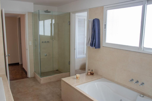 Exclusivo.zona Punta Carretas,bulevar Artigas Frente Al Golf Y A 200 Metros De Rambla Y Shopping.todo Un Piso De 330 M2,recepción, Amplia Terraza, Comedor, Doble Estar,4 Dorm.4 Baños.servicio.2 Gges.