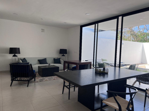 Casa En Venta En Mérida, Temozon Norte, Privada Amidanah,a 1 Mes