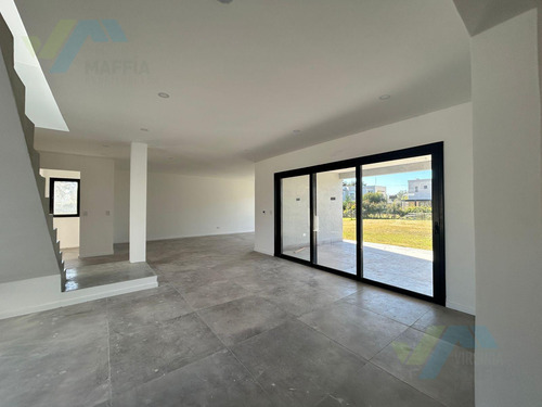 Casa En Venta 5 Amb En Altos De Campo Grande