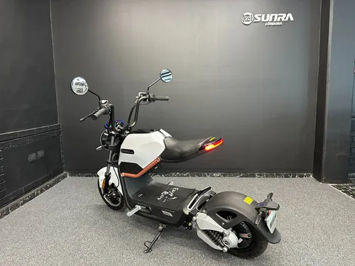 Moto Eléctrica Sunra Miku Max 2025