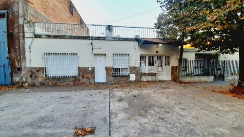 Casa 2 Dormitorios Cochera Doble O Local Con Depósito Jardín Terraza En Venta