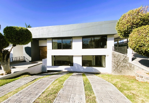 Vive La Vida Al Aire Libre En Esta Casa Remodelada Con Un Amplio Jardín. Perfecta Para Barbacoas, Reuniones Familiares Y Relajación. ¡el Paraíso Está A Un Paso De Tu Puerta! 