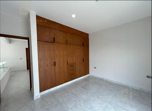 Casa En Venta En Fraccionamiento Lomas De La Rioja, Veracruz - 3 Recámaras Con Baño Privado, Jardín Y Cochera Techada Para 2 Autos