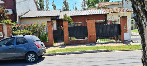 Ciudad Jardin Chalet De 4 Ambientes Dos Baños, Sobre Lote 11x33, Cub 150m2, Amplio Fondo Cochera Dos Autos F: 8391