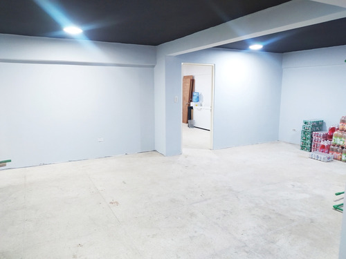 Amplio Local En Venta A Una Cuadra De La Av. Fuerzas Armadas 180m2