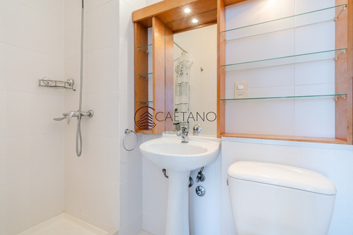 Venta De Apartamento Piso Alto A Pasos De Playa Mansa, Tres Dormitorios Más Servicio- Ref: 2659