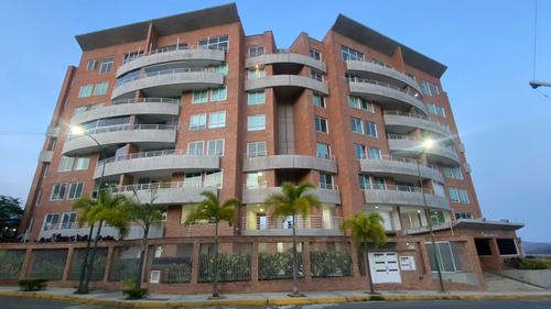 Bello Apartamento En Lomas Del Sol De 190m2, 3h+s,2b+s 4e, 1 M