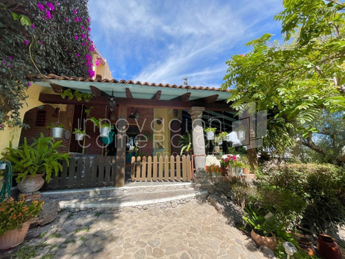 Casa En Venta En Huertas La Joya, Estilo Campestre, Con 4 Recámaras
