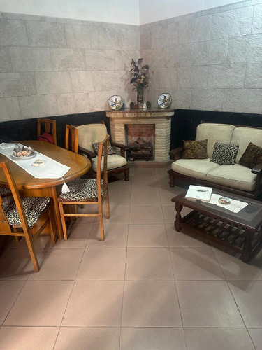 Casa Con Garage Sobre Avenida En Venta!!!
