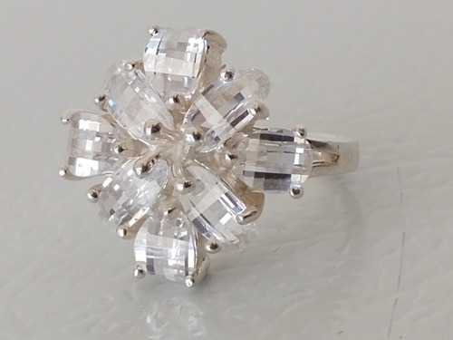 Hermoso Anillo En Plata 925 Y Zirconias Forma De Flor 