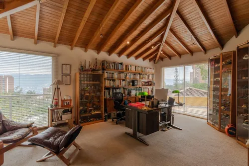 Casa En Venta En El Tesoro. Cod V11847