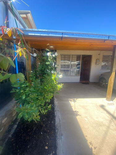 Casa Con Estacionamiento En Cauquenes, Maule