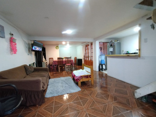 Casa A Pasos De Liceo Don Bosco, Semipareada Regularizada De