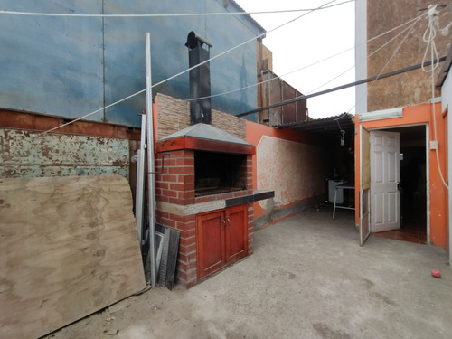 Casa A Pasos De Liceo Don Bosco, Semipareada Regularizada De