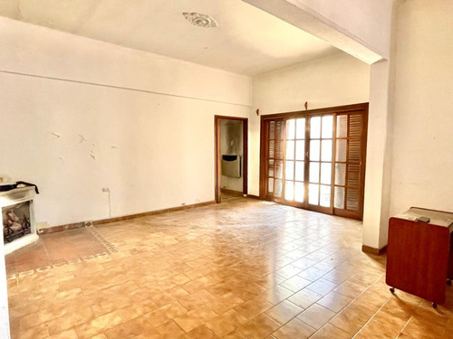 Casa Ph 4 Ambientes En Venta. Con Garage Y Fondo. Haedo Centro.
