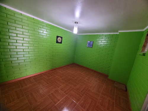 Casa Con Amplios Espacios, En Pasaje Cerrado