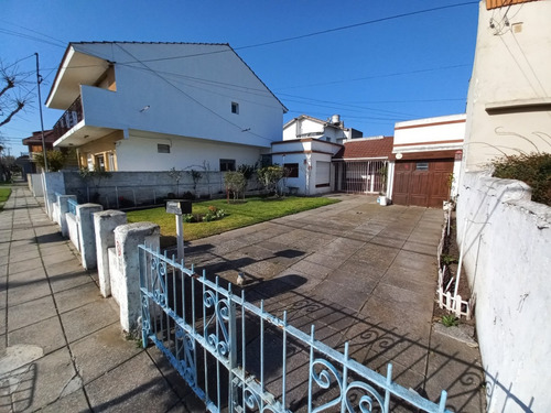 Casa 3 Ambientes Con Garaje Y Parque, A Reciclar Parcialmente, En Barrio Santa Monica