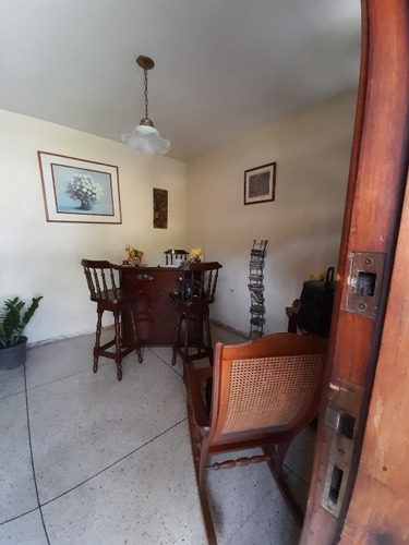 Imagen 4 de 28 de Fernando Guerrero Vende Casa Urb Trigal Sur Calle Abierta, Av Ppal Del Triga