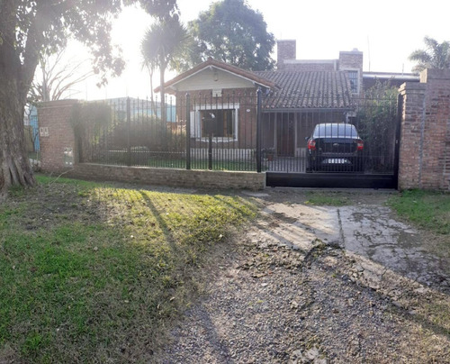 Venta Casa En Dos Plantas Con Fondo Y Pileta - Glew 