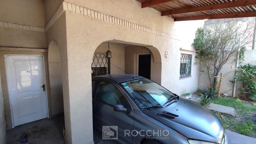 Casa En Venta 3 Ambientes Caseros