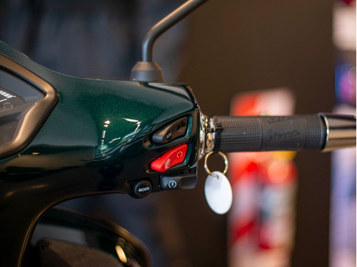 Imagen 3 de 25 de Vespa Gts Super 300 Racing Sixties Verde