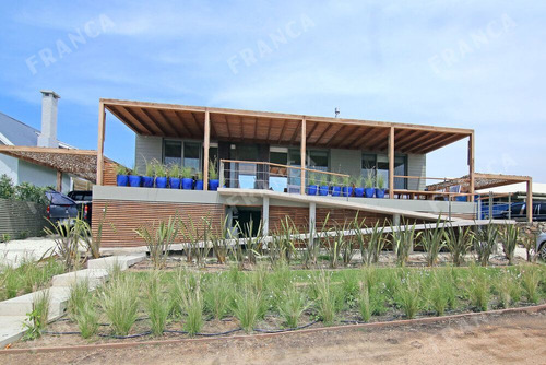 Excelente Casa En Club De Mar José Ignacio, Con Vista Al Mar (ref: Fro-431)