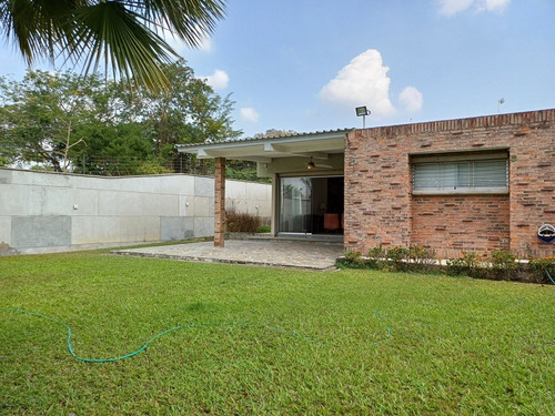 En Venta Casa En La Urbanización Colinas De Guataparo, Valencia Estado Carabobo Venezuela / Emer.