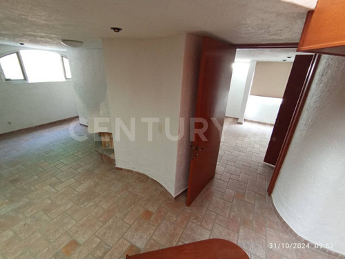 Casa Tipo Colonial Con 3 Recamaras Y Amplio Jardín