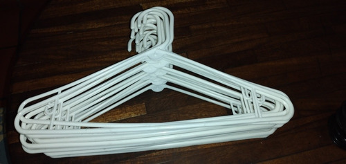Ganchos De Ropa En Material Plástico Color Blanco Y Negro. (Usado)