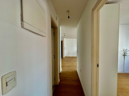 Apartamento En Venta, Tres Cruces. 2 Dormitorios, Balcón, Garage