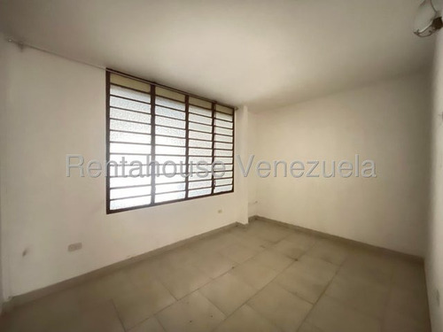 Casa Totalmente Amoblada Con Excelente Distribución Y Ubicación, Agua Constante, Portón Eléctrico. Rah 25-14786