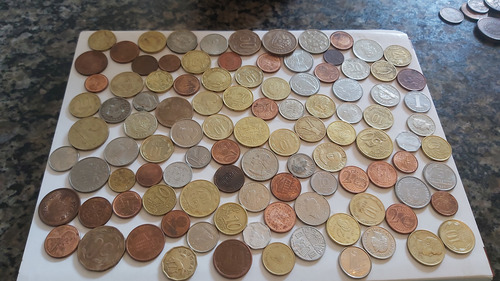 Vendo Moedas De Vários Países Uma Verdadeira Diversidade