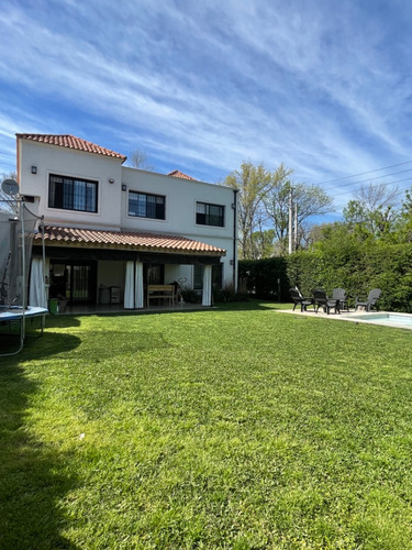 Venta - Muy Buena Casa De 2 Plantas En Bella Vista