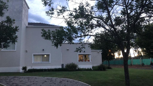 Venta Casa En Country B° San Isidro, Calle Padre Luchesse Km 2