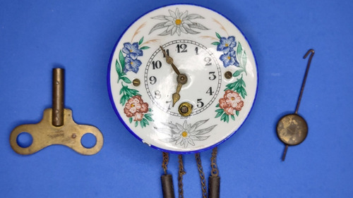 Antiguo Reloj Esmaltado Alemán A Cuerda Con Péndulo - 1950