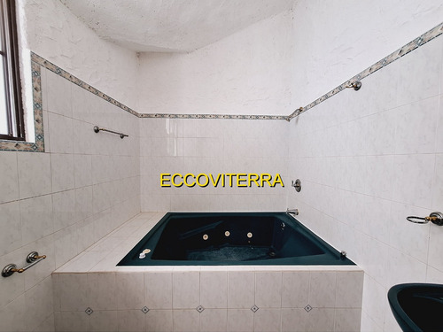 Vendo Belleza Y Amplia Casa, 4 Dormitorios, Excelente Ubicación, Sector De Alta Plusvalia