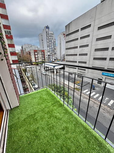 Departamento Dos Ambientes. A La Calle. Balcón. Santiago Del Estero 2200. Venta.